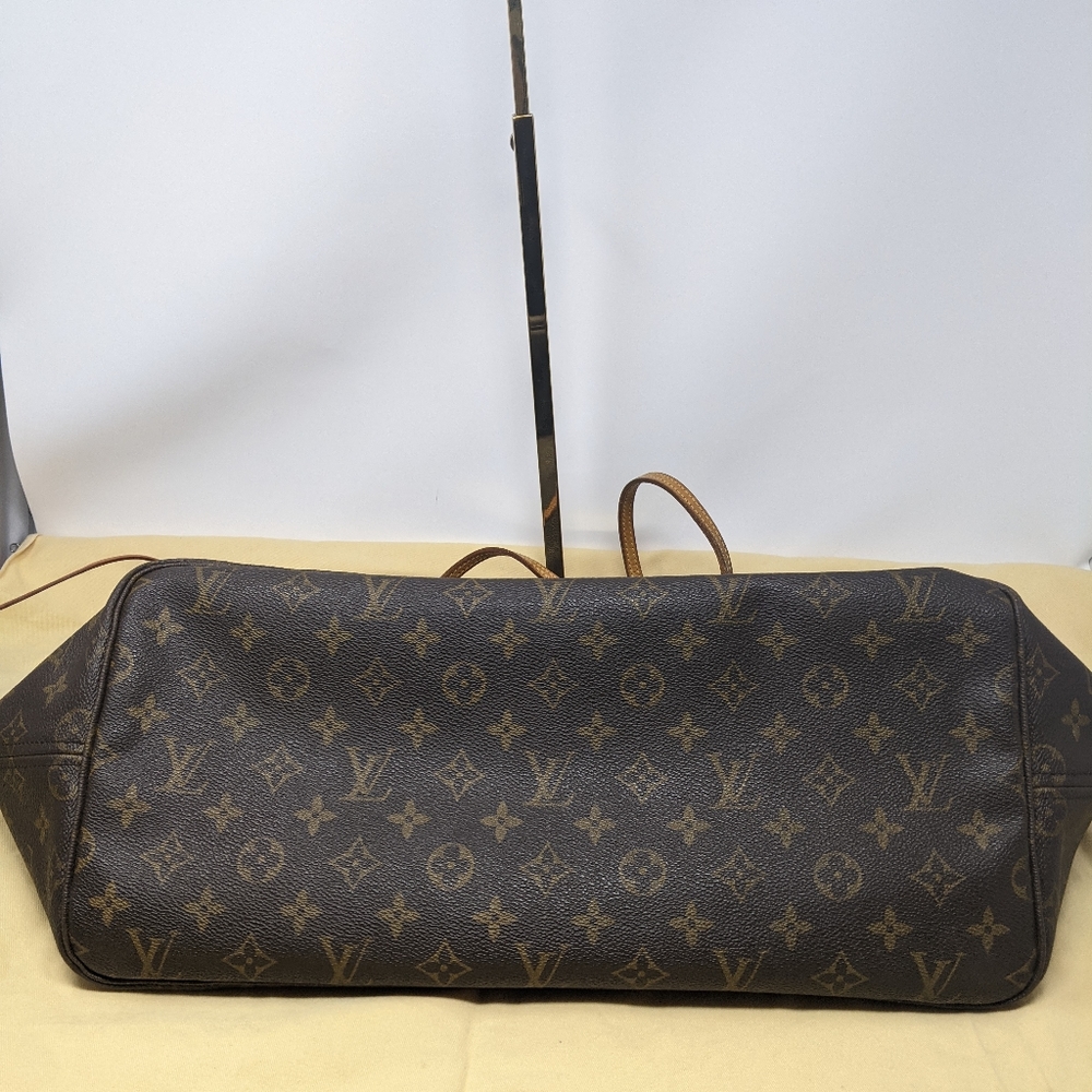 LOUIS VUITTON Neverfull GM Shoulder Bag - Picture 9 of 16